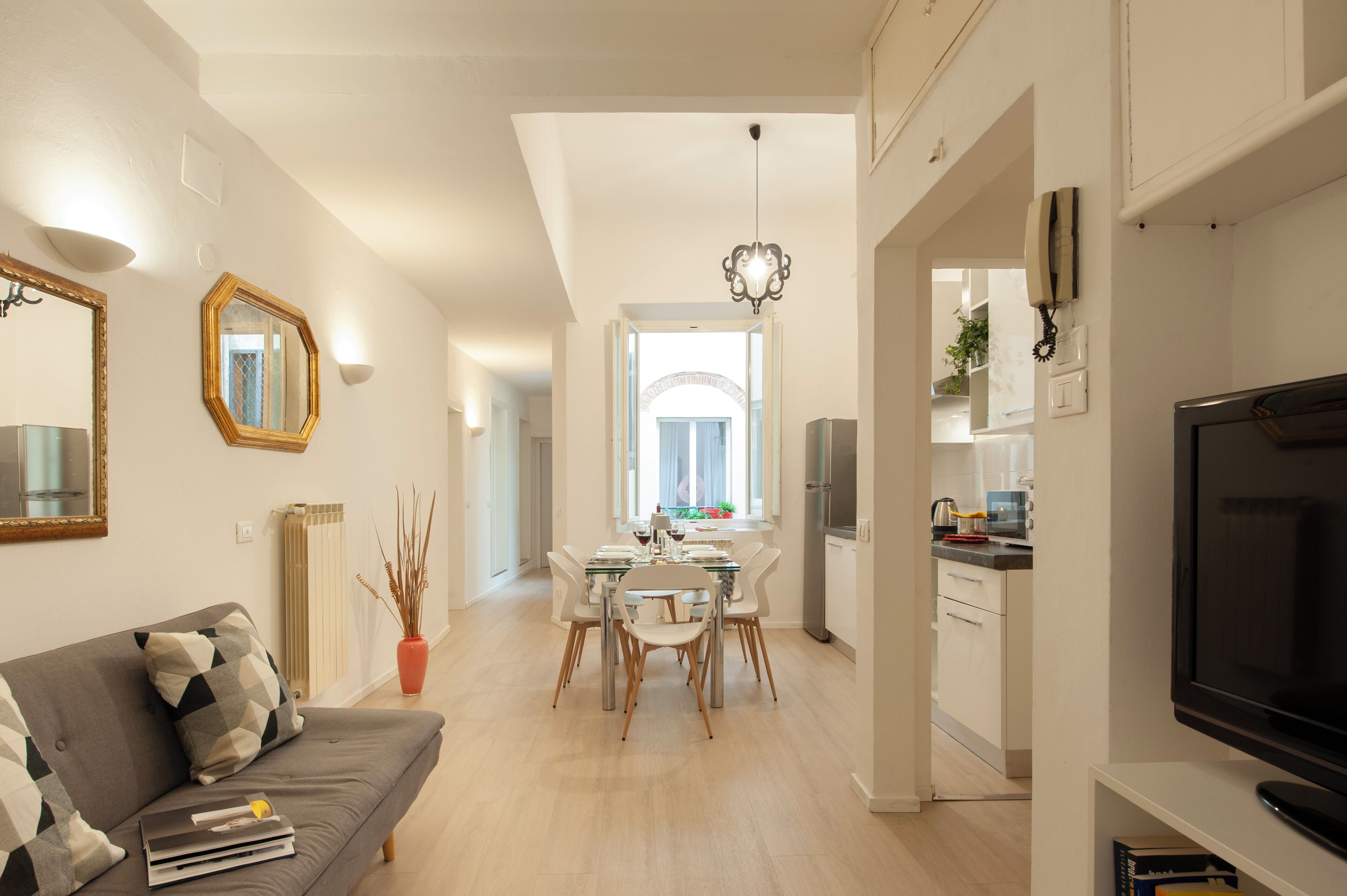 Departamento (3 Bedrooms) | Área de sala de estar | Televisión de 32 pulgadas con canales por cable 