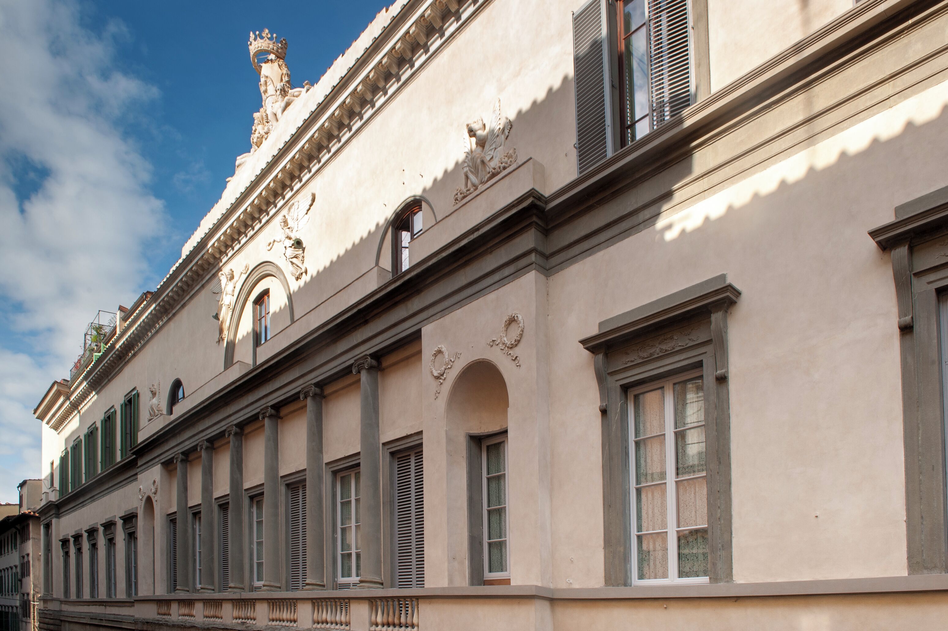 Vista frontal de la propiedad