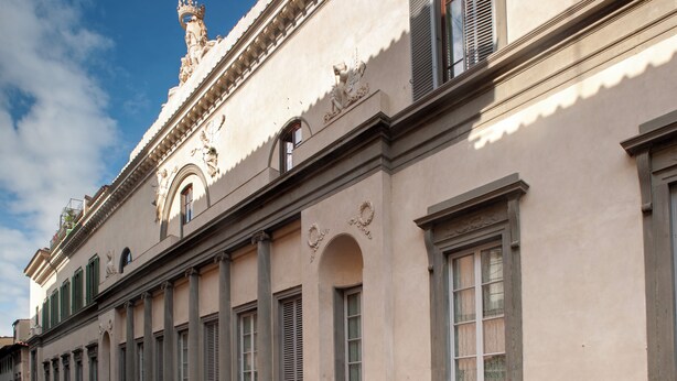 Une façade de style classique, avec des fenêtres disposées de manière symétrique et des moulures décoratives.