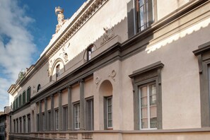 Vista frontal de la propiedad