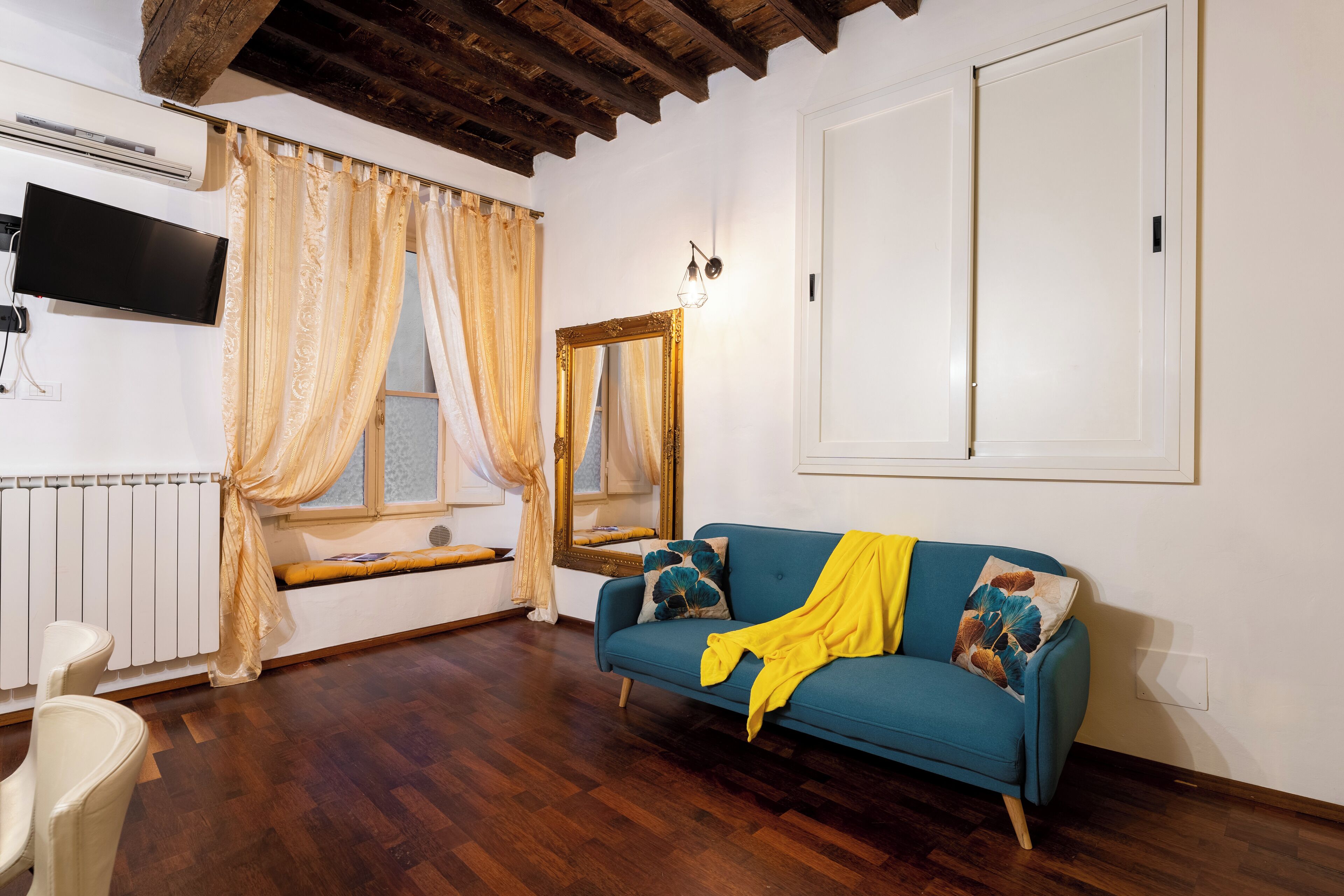 Apartamento (2 Bedrooms) | Zona de estar | Televisión de 32 pulgadas con canales por cable