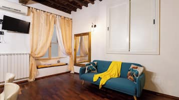 Apartamento (2 Bedrooms) | Zona de estar | Televisión de 32 pulgadas con canales por cable