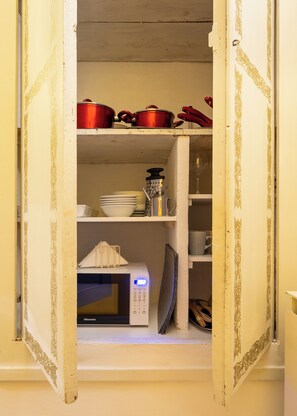 Mikrowelle, Ofen, Espressomaschine, Wasserkocher