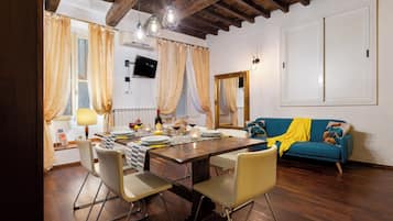 Apartamento (2 Bedrooms) | Zona de estar | Televisión de 32 pulgadas con canales por cable