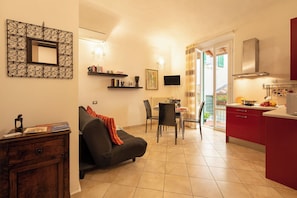 Apartamento (1 Bedroom) | Área de estar | TV 32 polegadas com canais a cabo