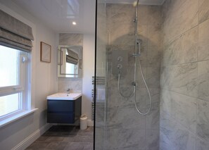 Shower, hair dryer, towels, soap - Welcome to Your Highland Escape in Corpach (Fort William)
