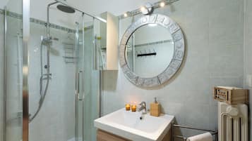Appartamento (2 Bedrooms) | Bagno | Doccia, bidet, asciugamani
