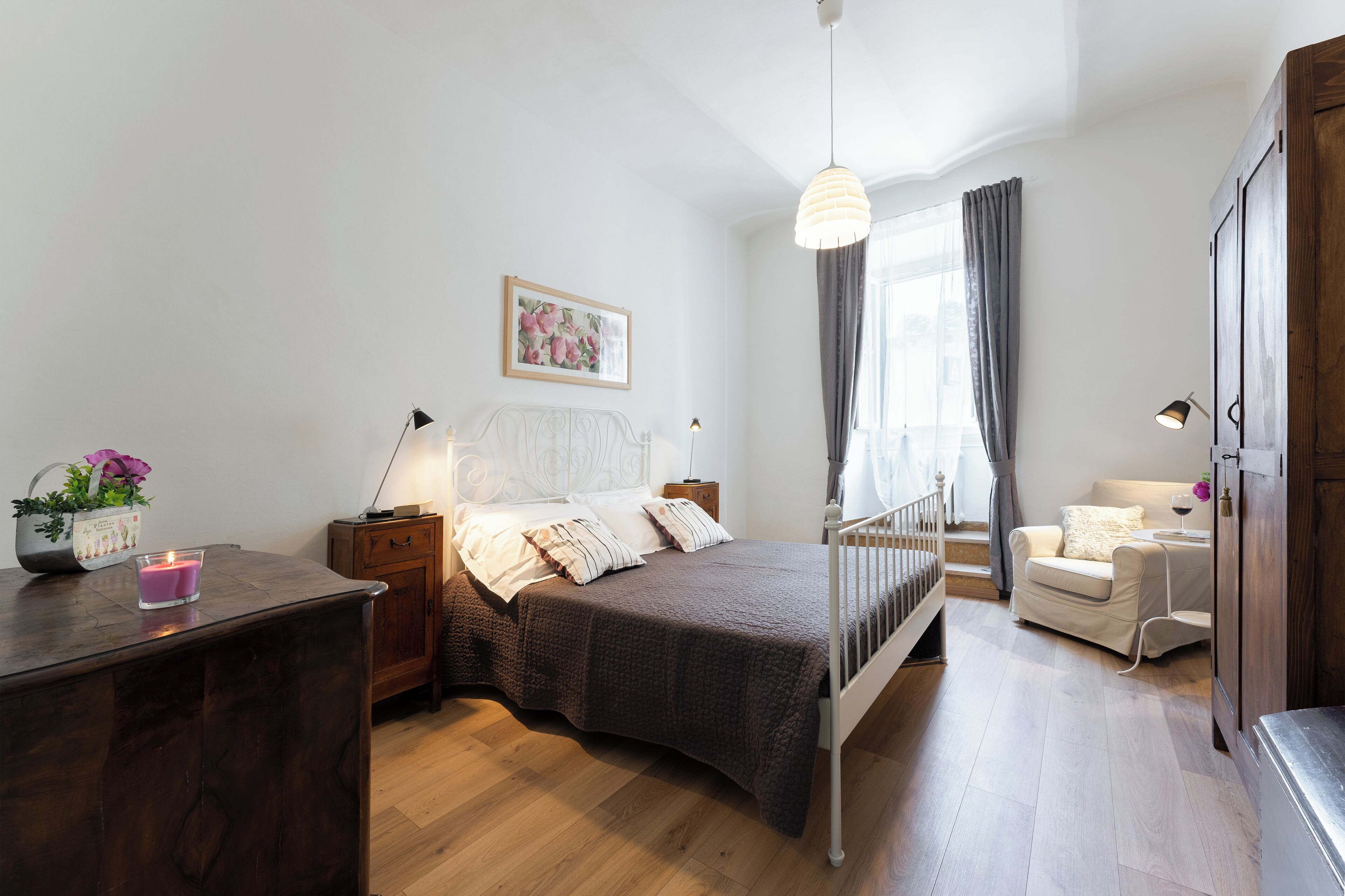 2 habitaciones, tabla de planchar con plancha y ropa de cama 