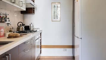 Apartment (2 Bedrooms) | Private kitchen | Oven, espresso maker, electric kettle