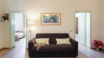 Appartamento (2 Bedrooms) | Area soggiorno | TV 32 pollici con canali via cavo