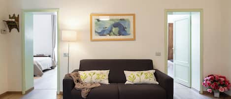 Huoneisto (2 Bedrooms) | Oleskelualue | 32–tuumainen televisio, jossa kaapelikanavat