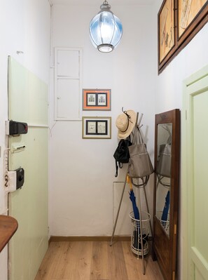 Apartamento (2 Bedrooms) | Área de estar | TV 32 polegadas com canais a cabo