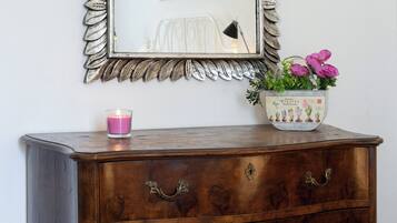 Appartamento (2 Bedrooms) | Area soggiorno | TV 32 pollici con canali via cavo