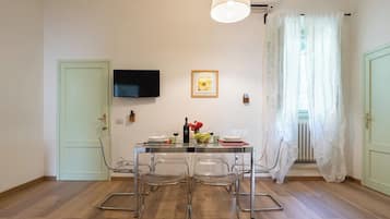 Appartamento (2 Bedrooms) | Area soggiorno | TV 32 pollici con canali via cavo