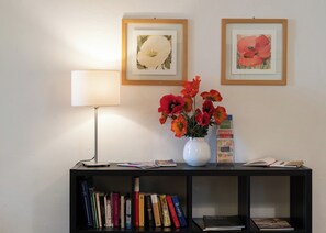 อพาร์ทเมนท์ (2 Bedrooms) | บริเวณนั่งเล่น | ทีวี 32 นิ้ว พร้อมช่องเคเบิล