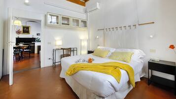 Apartment (2 Bedrooms) | 2 bedrooms, iron/ironing board, bed sheets