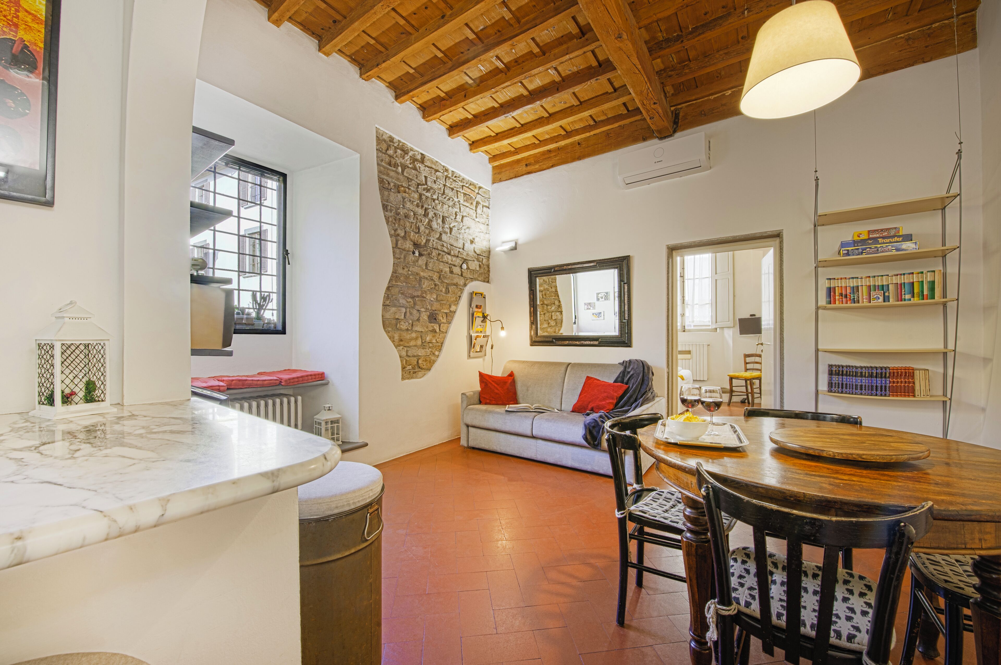 Departamento (2 Bedrooms) | Área de sala de estar | Televisión de 32 pulgadas con canales por cable 