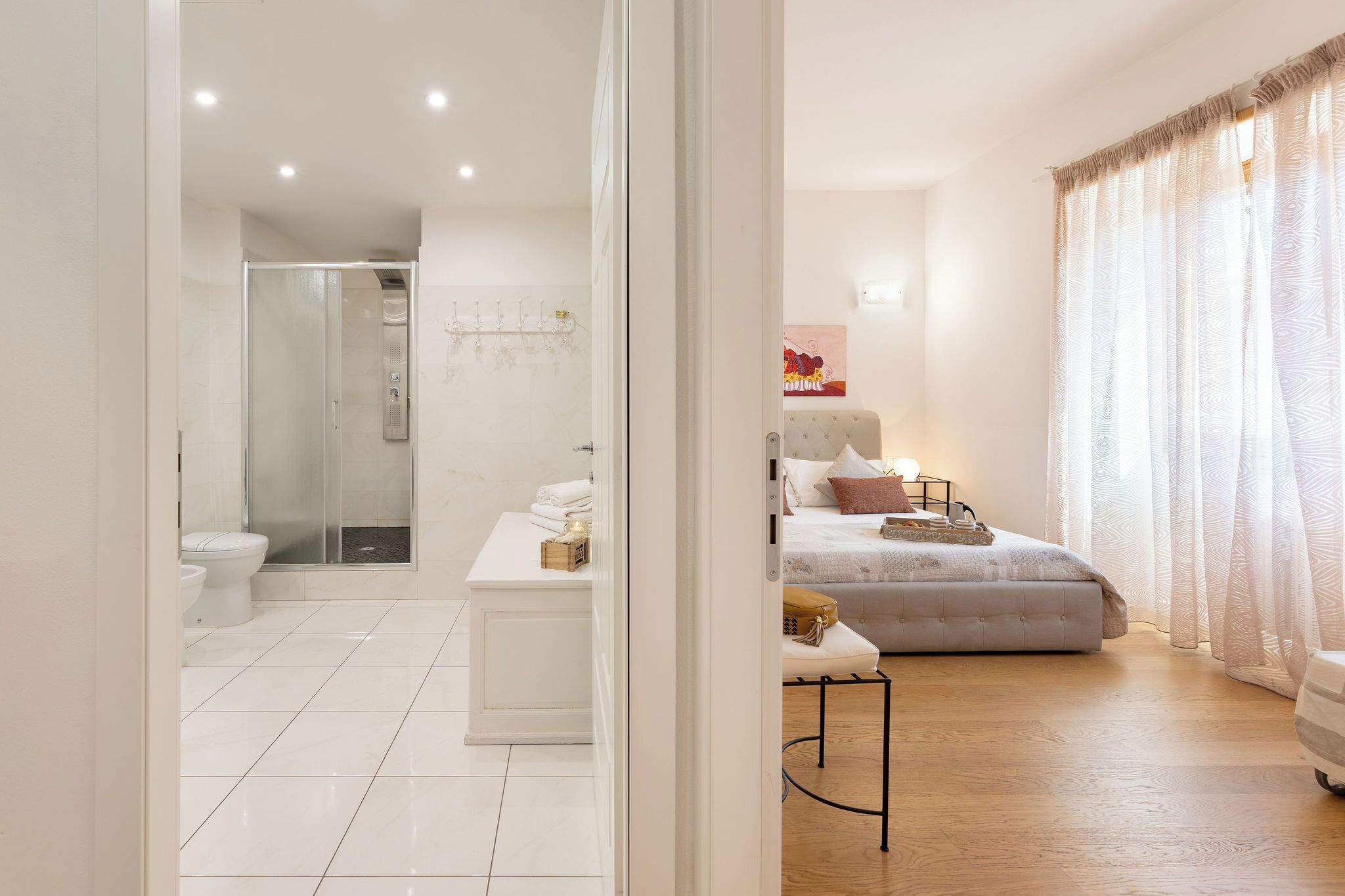 1 habitación, tabla de planchar con plancha y ropa de cama 