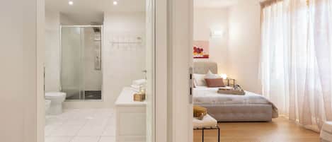 Apartment (1 Bedroom) | 1 bedroom, iron/ironing board, bed sheets