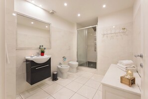 Lejlighed (1 Bedroom) | Badeværelse | Bruser, bidet, håndklæder