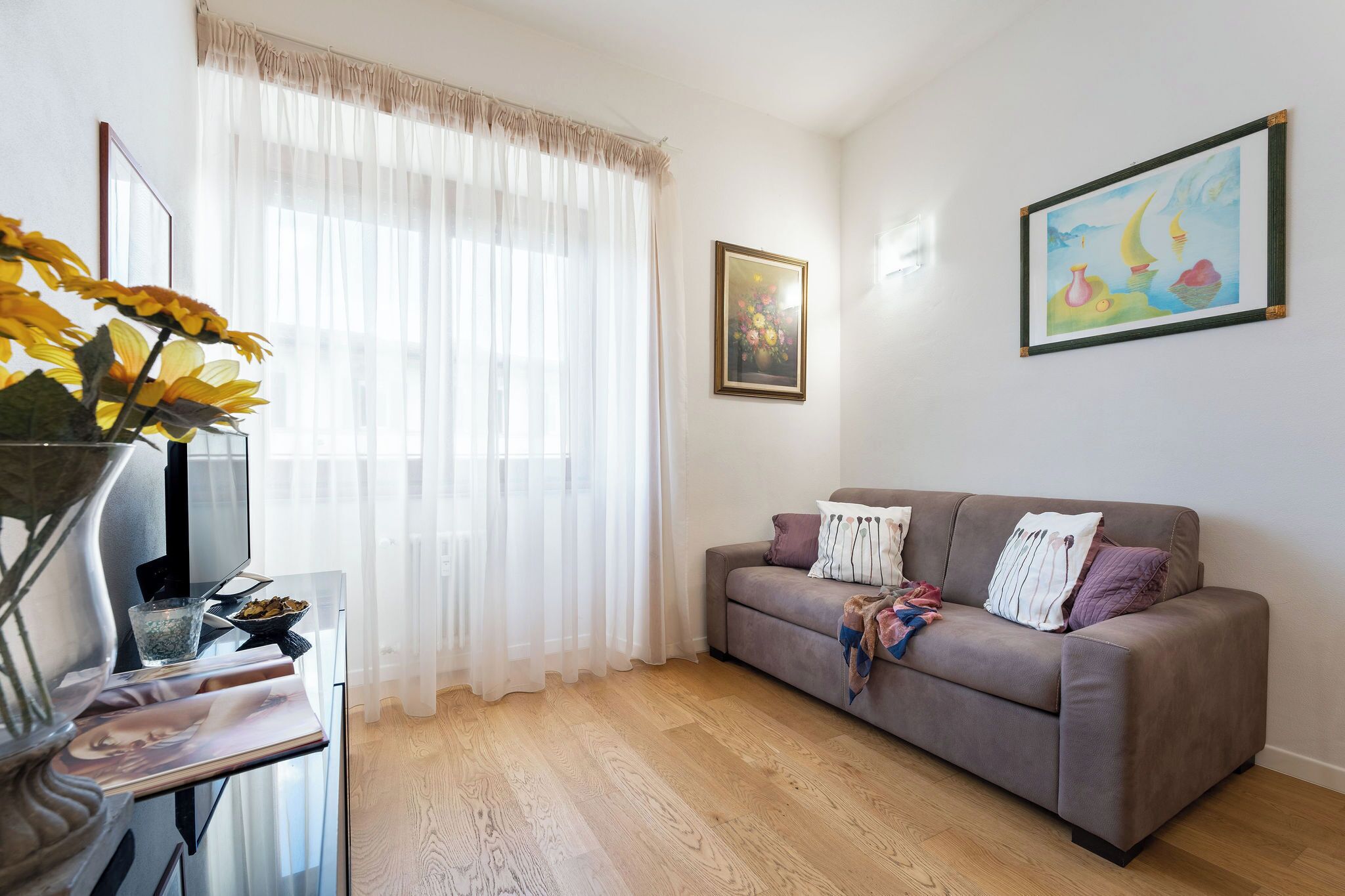 อพาร์ทเมนท์ (1 Bedroom) | บริเวณนั่งเล่น | สมาร์ททีวี 32 นิ้ว พร้อมช่องเคเบิล