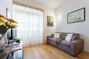 Apartment (1 Bedroom) | Ruang tamu | 32 inci sebuah televisyen pintar dengan kabel 