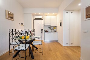 Apartment (1 Bedroom) | Ruang tamu | 32 inci sebuah televisyen pintar dengan kabel 