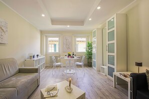 Apartment (1 Bedroom) | Living area | 32-inch TV with cable channels - Fossi - Flo Apartments (Florence)
