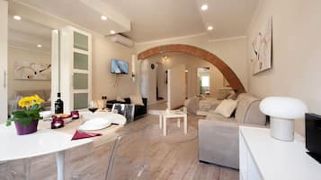 Apartamento (1 Bedroom) | Zona de estar | Televisión de 32 pulgadas con canales por cable