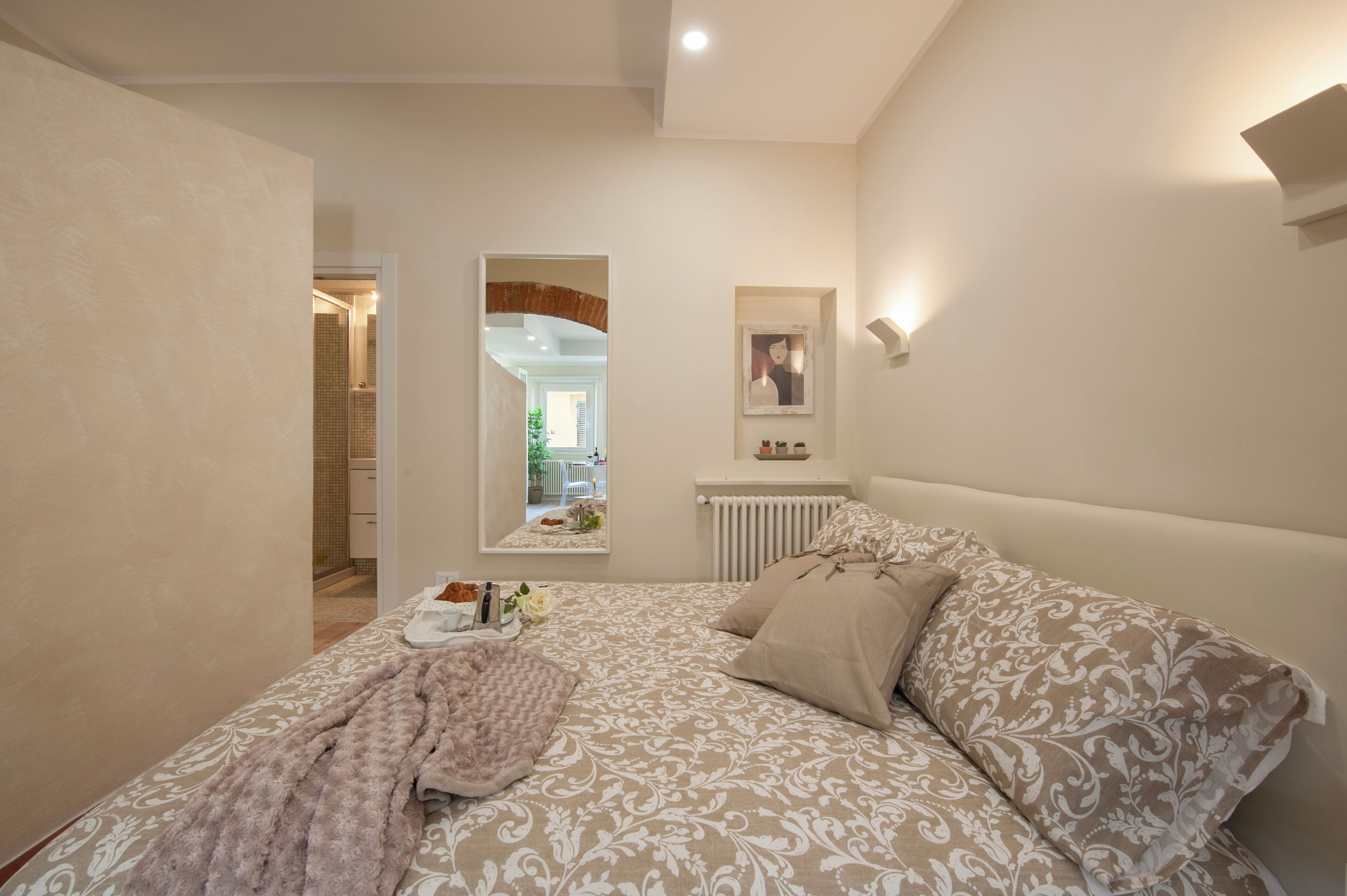 1 habitación, tabla de planchar con plancha y ropa de cama 