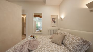 1 habitación, tabla de planchar con plancha y ropa de cama