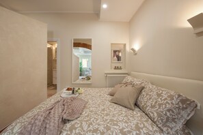 1 habitación, tabla de planchar con plancha y ropa de cama 