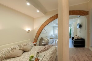 1 habitación, tabla de planchar con plancha y ropa de cama 