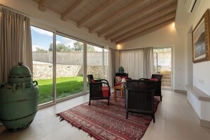 Apartemen | Area keluarga | Smart TV 32-inci dengan saluran TV kabel dan perapian