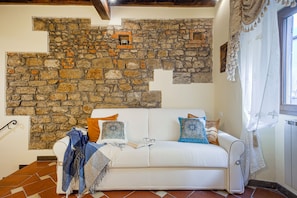 Huoneisto (2 Bedrooms) | Oleskelualue | 32–tuumainen äly-TV, jossa kaapelikanavat