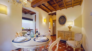 Huoneisto (2 Bedrooms) | Oleskelualue | 32–tuumainen äly-TV, jossa kaapelikanavat