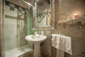 Apartment (2 Bedrooms) | Badezimmer | Dusche, Bidet