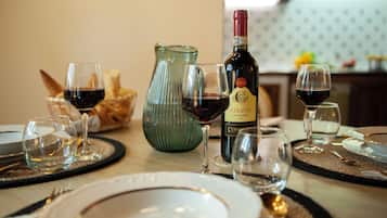 Apartment (2 Bedrooms) | Ruang tamu | 32 inci sebuah televisyen pintar dengan kabel