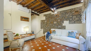 Huoneisto (2 Bedrooms) | Oleskelualue | 32–tuumainen äly-TV, jossa kaapelikanavat