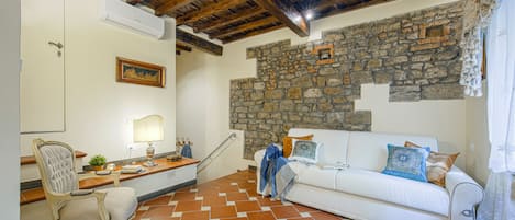 Huoneisto (2 Bedrooms) | Oleskelualue | 32–tuumainen äly-TV, jossa kaapelikanavat