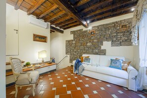 公寓 (2 Bedrooms) | 客廳 | 32 吋智能電視連有線  電視頻道