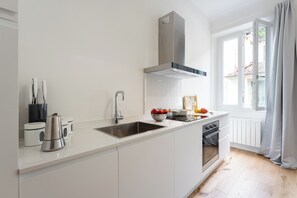 Lejlighed (3 Bedrooms) | Privat tekøkken | Mikrobølgeovn, ovn, espressomaskine, elkedel