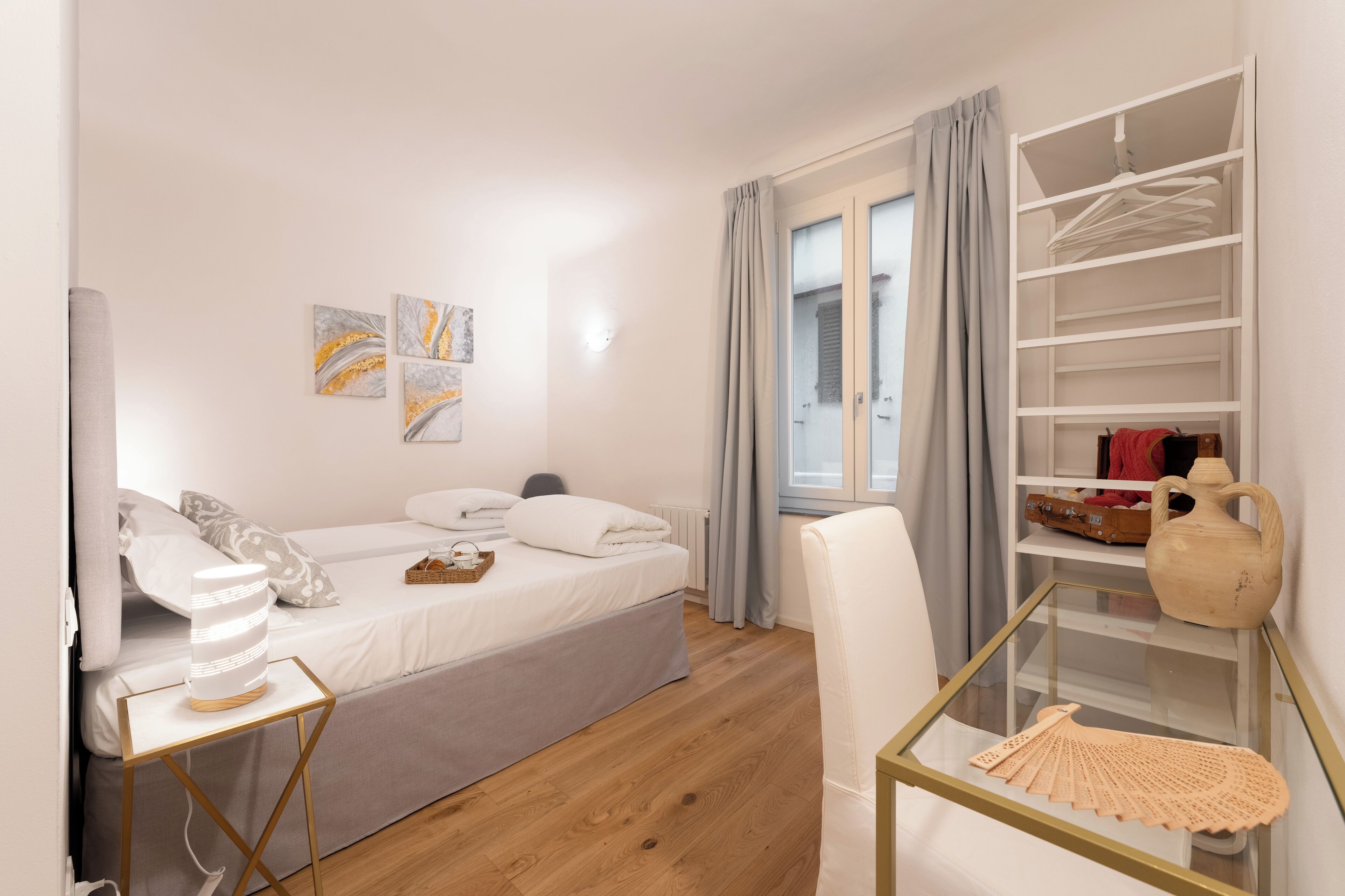 Ein modernes Schlafzimmer mit Bett, Nachttisch und Kleiderschrank.