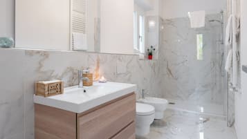 Apartment (3 Bedrooms) | Bathroom | Shower, bidet, towels