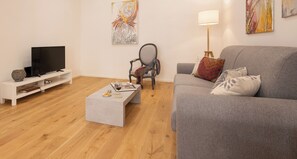 Apartamento (3 Bedrooms) | Área de estar | Smart TV 32 polegadas com canais a cabo