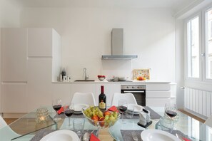 Lejlighed (3 Bedrooms) | Privat tekøkken | Mikrobølgeovn, ovn, espressomaskine, elkedel