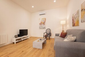 Apartamento (3 Bedrooms) | Área de estar | Smart TV 32 polegadas com canais a cabo