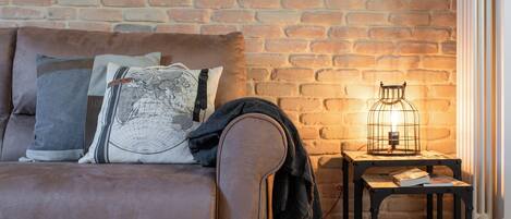 Apartment (2 Bedrooms) | Wohnbereich | 32-Zoll-Fernseher mit Kabelempfang