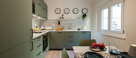 Appartement (3 Bedrooms) | Cuisine privée | Micro-ondes, four, machine à expresso, bouilloire électrique