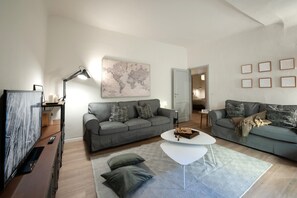 Apartment (3 Bedrooms) | Living area | 32-inch TV with cable channels - Canto Rivolto - Flo Apartments (Florence)